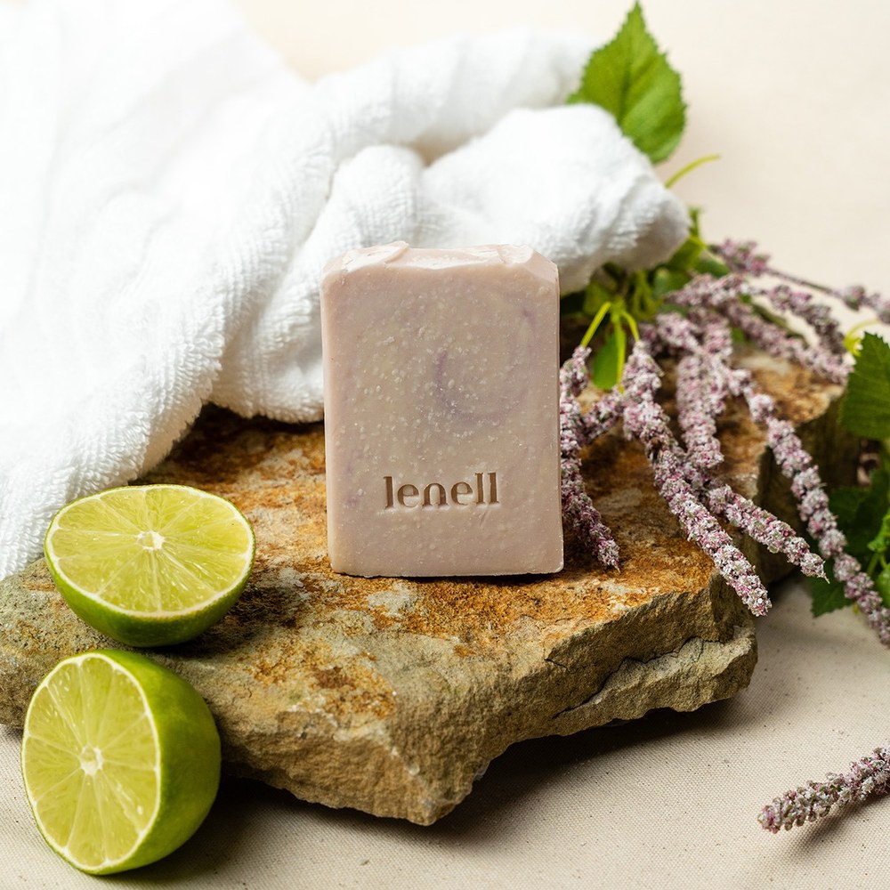 lénell-Naturseife neben weißem Handtuch und Lavendel